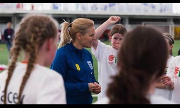 Sarina Wiegman verrast jonge Lionesses-fans met training in St. George's Park