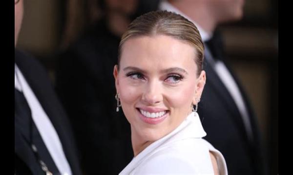 Scarlett Johansson onthult dat ze zich als tiener hyperseksueel voelde door Hollywood-bazen