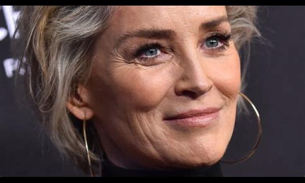 Sharon Stone bespot Hollywood-lipinjecties met een epische verjaardagsboodschap