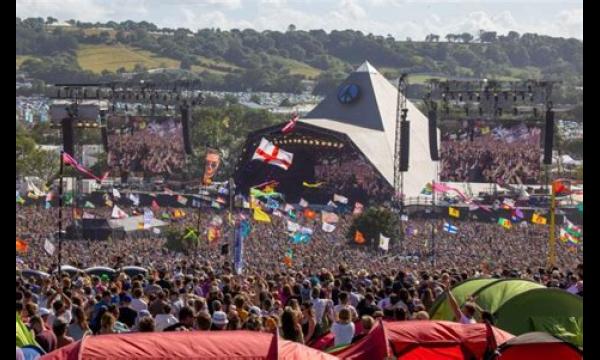 Sla de modder over en blijf thuis en geniet van Glastonbury Festival 2023 op de BBC