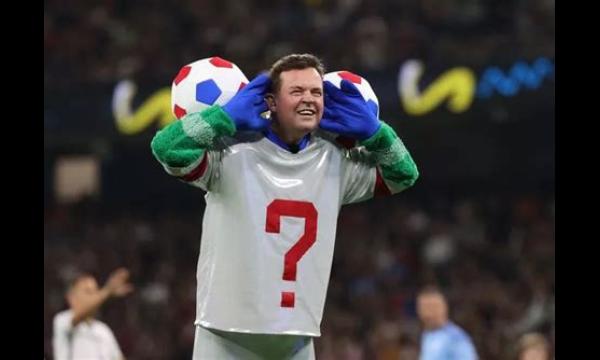 Soccer Aid ontmaskert Masked Winger als Stephen Mulhern, maar wordt uit het spel verwijderd