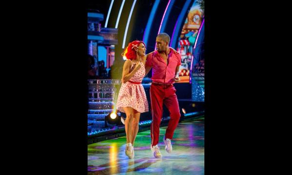 Strictly's Max George verandert in Homer Simpson met Dianne Buswell als Marge