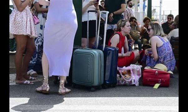 Toeristen mogen niet spetteren tijdens traditioneel watergevecht op vakantiehotspot