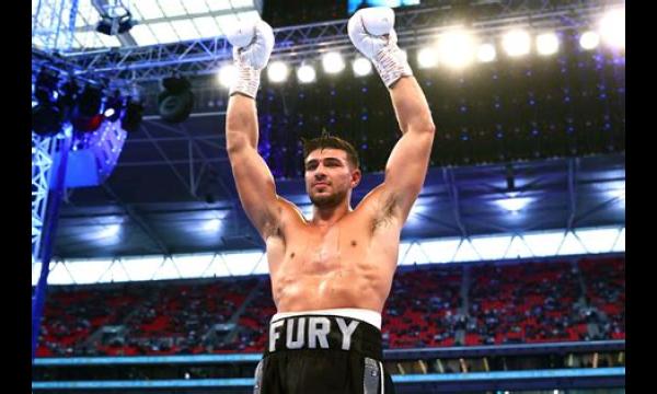 Tommy Fury stuurt een boos bericht naar Jake Paul na de confrontatie met Floyd Mayweather