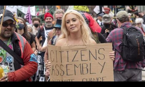 Topless Extinction Rebellion-activist keert terug naar een slootbeha buiten Downing Street