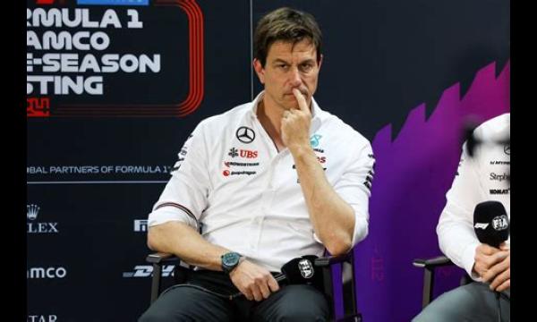 Toto Wolff komt tussenbeide als de F1-vete tussen Lewis Hamilton en Max Verstappen lelijk wordt