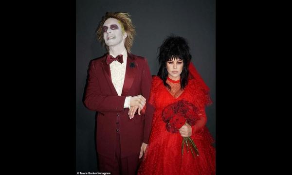 Travis Barker en Kourtney Kardashian sluiten Halloween af ​​als Edward Scissorhands