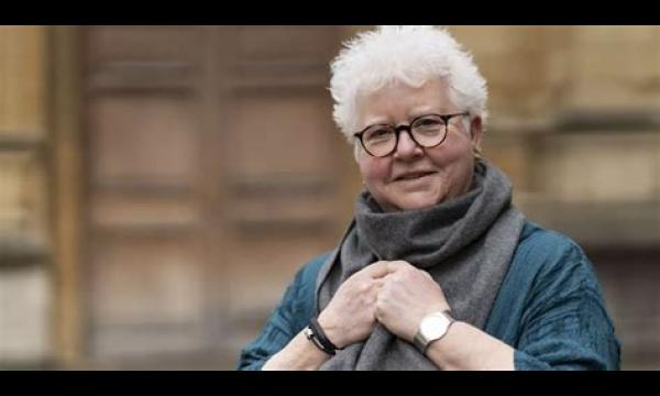 Val McDermid leidt de Mirror-kortverhalenwedstrijd met een prijs van £ 1.000