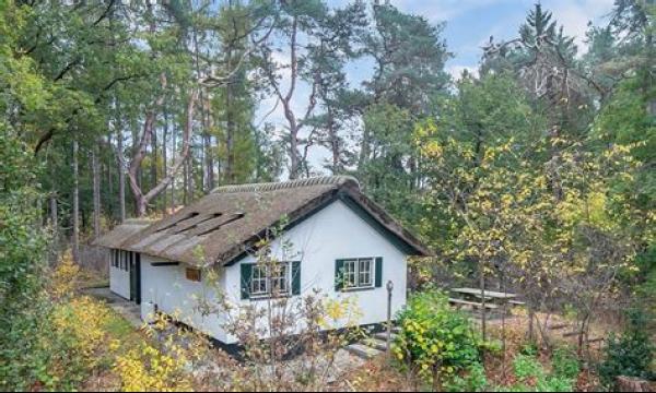 Verbijsterde bouwer ontdekt treinwagon verborgen in bungalow die hij aan het slopen was