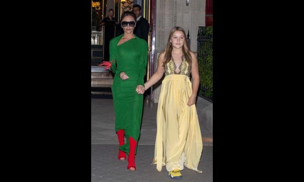 Victoria Beckham bootst de iconische beenhouding na terwijl dochter Harper fotograaf wordt