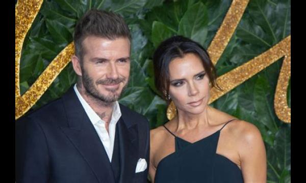 Victoria Beckham deelt hilarische, gephotoshopte foto om Thanksgiving met familie te vieren