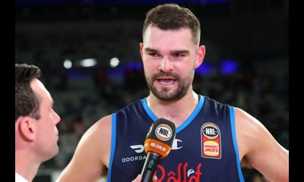 Voormalig NBA-ster Isaac Humphries komt als homo uit de kast tegen teamgenoten in de kleedkamer