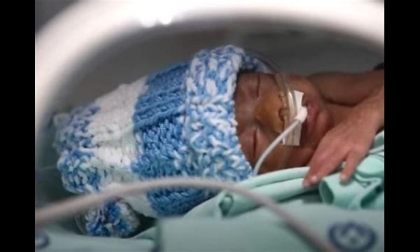 Vrouw die in coma beviel, wordt eindelijk wakker en ontmoet haar baby voor de eerste keer