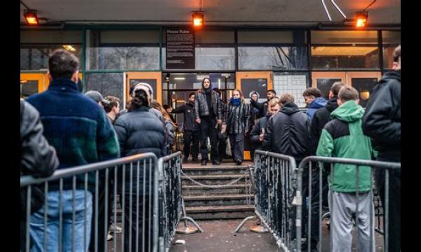 Wanhopige patiënten staan ​​vanaf 04.00 uur in de rij voor de NHS-tandartsen