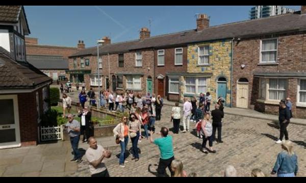 Woede over de nieuwe regel voor alleen kaarten tijdens de populaire Coronation Street-tour