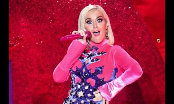 Zwangere Katy Perry kijkt naar het weelderige 'pushcadeau' van Orlando Bloom